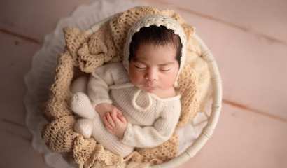 /images/blgs/1490/artphotos/14935/410x240/newborn-baby-in-cream-outfit-the-woodlands-newborn.jpg