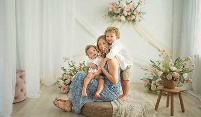 /images/blgs/1490/artphotos/15480/410x240/imgi_4_motherhood-session-mom-hugging-two-sons-flo.jpg
