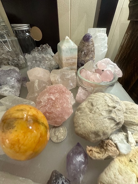Crystals-Quartz-Amethyst-pink-Minerals