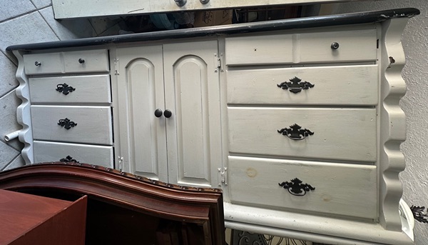 Farmhouse dresser white