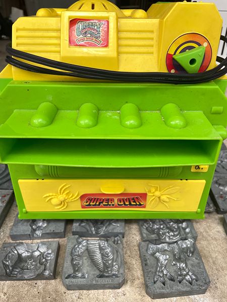 1994 Creepy Crawlers Super Bug Maker Oven & Molds