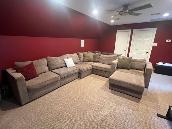 EXCELLENT LIVING ROOM COUCH/DAY TO DAY/SLEEPOVER