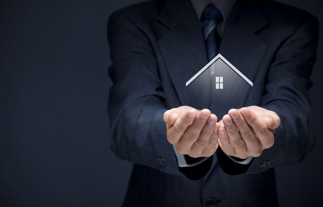 /images/newsimage/82029/660x423/dark_house_home_suit_hands_cupped.jpg