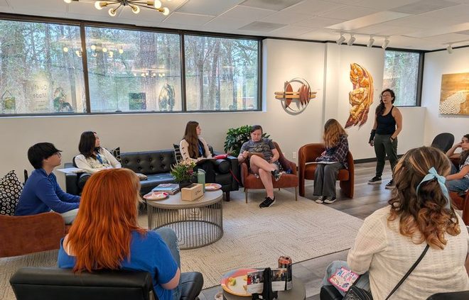 /images/newsimage/84199/660x423/Student_Art_Ambassadors_at_a_workshop_with_artist_.jpg