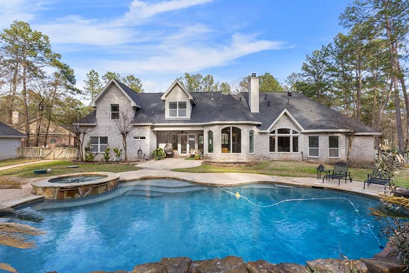 Stunning Lyons custom-built home inside prestigious Lake Windcrest